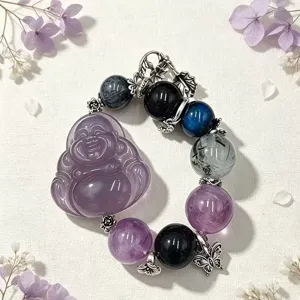 Detailansicht eines Edelsteinarmbands mit lila Buddha-Anhänger und floralen Anhängern.