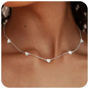 Zierliche silberne Herz-Halskette mit funkelnden Zirkonia-Steinen für Damen Mode