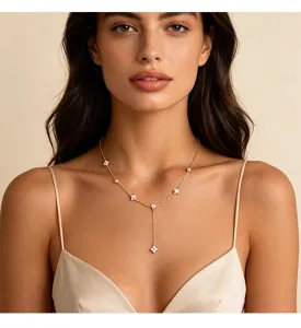 Nahaufnahme einer eleganten goldfarbenen Y-Kette mit funkelnden Zirkonia-Blumen