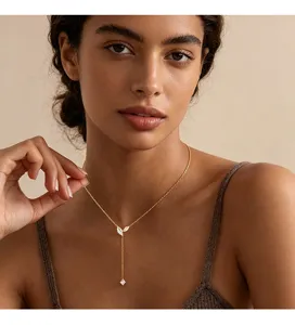 Elegante 14K vergoldete Y-Halskette mit Blatt-Zirkonia-Anhänger an einem Modemodell