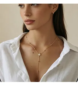Detailaufnahme der Y-förmigen 14K vergoldeten Halskette mit Stern-Zirkonia-Anhänger