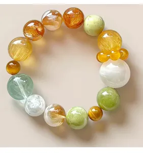 Detaillierte Makroansicht eines Perlenarmbands mit Citrin und grünem Fluorit Steinen.