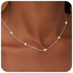 Nahaufnahme einer minimalistischen Silberkette mit fünf eingefassten Zirkonia-Steinen.