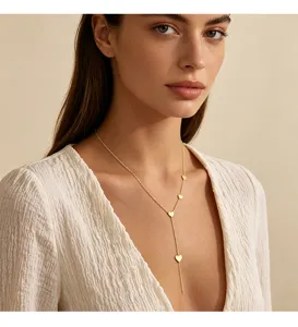 Nahaufnahme einer minimalistischen goldenen Y-Halskette mit Herzanhängern am Model