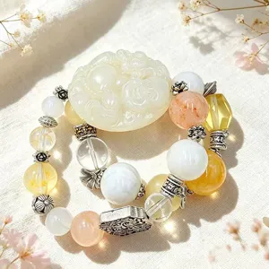 Detailansicht eines natürlichen mehrfarbigen Kristallarmbands mit einem Fuchsanhänger