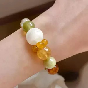 Handgefertigtes Natur-Zitrin und grünes Fluorit Multiedelstein-Armband am Handgelenk