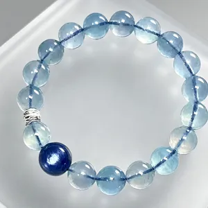 Elegantes Natur-Aquamarin-Kristallarmband mit einer dunkelblauen Akzentperle für Damen