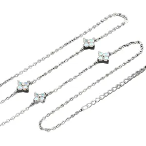 Elegante silberne Halskette für Damen mit irisierenden vierblättrigen Kleeblatt-Anhängern