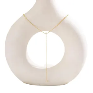 Elegante goldene verstellbare Y-Lariat-Halskette mit funkelnden runden Steinakzenten