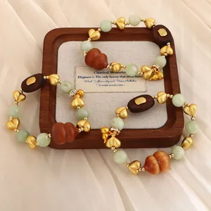 Makrodetail von Natur-Sandelholz- und Edelstein-Armbändern auf einem Holz-Display-Tablett