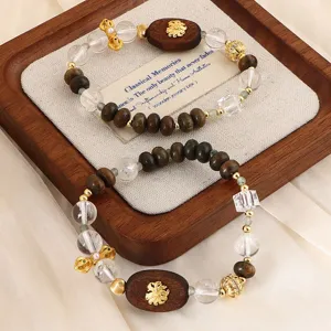 Detailansicht von Armbändern aus natürlichem Adlerholz und Kristall mit Fuchsschmuck