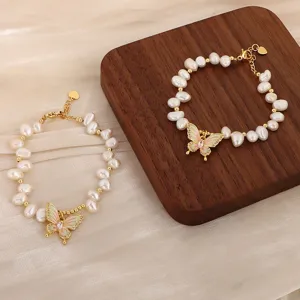 Detaillierte Ansicht von handgefertigten Süßwasserperlenarmbändern mit Schmetterling