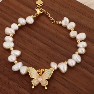 Detailansicht des Natur-Süßwasserperlenarmbands mit elegantem Schmetterlingsanhänger