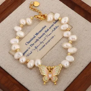 Detailaufnahme eines Armbands aus echten Barockperlen mit einem eleganten Schmetterling.