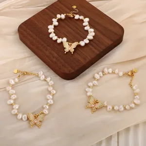 Elegantes Natur-Süßwasserperlenarmband mit filigranem Emaille-Schmetterlingsanhänger für Damen
