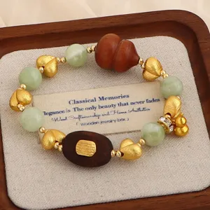 Elegantes Sandelholz-Perlenarmband mit grünen Jade-Steinen und goldenen Herzakzenten