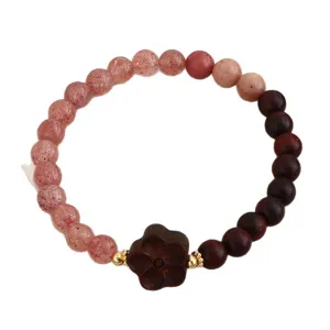 Armband aus natürlichem Erdbeerquarz und dunklem Holz mit Blütenanhänger