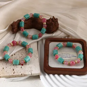 Natürliche Amazonit- und rosa Blüten-Edelstein-Perlenarmbänder in Lifestyle-Setting