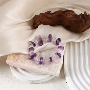 Detailansicht eines handgemachten Armbands aus Bolivien-Amethyst und Bergkristall