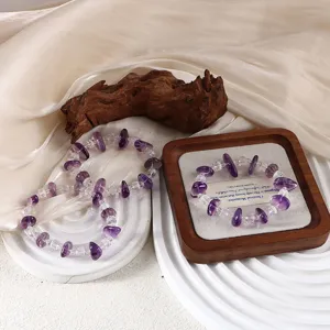 Handgefertigte natürliche Amethyst- und Bergkristall-Armbänder auf elegantem Seidendisplay