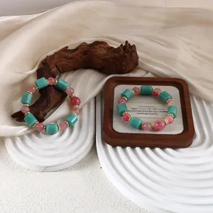 Nahaufnahme von Sakura-Regenstein- und Amazonit-Perlenarmbändern auf elegantem Tablett