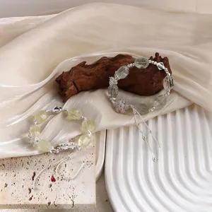 Detailansicht von handgefertigten Kristallperlenarmbändern mit Schneeflocken und Schildkröte.