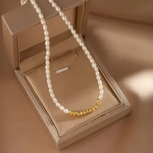 Elegante Halskette aus natürlichen weißen Reisperlen mit goldenen Akzenten in Geschenkbox