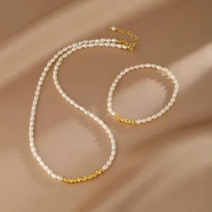 Detail der Naturperlenkette und des Armbands mit eleganten goldfarbenen Akzenten