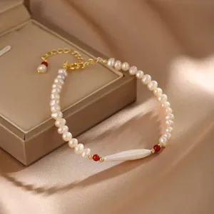 Elegantes Naturperlenarmband mit roten Achatperlen und Goldverschluss.