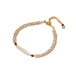 Naturperlen- und rotes Achat-Perlenarmband mit goldener Verlängerungskette