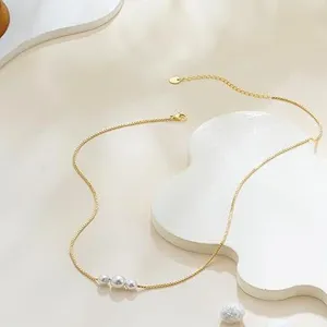 Detailansicht der 14K vergoldeten Halskette mit drei eleganten weißen Muschelperlen