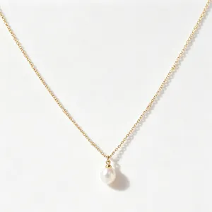 Minimalistische goldene Halskette mit weißer Perle für einen eleganten Auftritt.