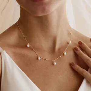 Elegante 14K vergoldete Halskette mit Glastropfenperlen, präsentiert an einem Model.