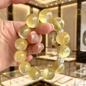Eine detaillierte Nahaufnahme eines natürlichen goldenen Lepidolith-Armbandes