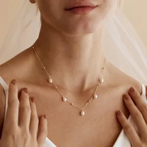 Elegante 14K vergoldete Halskette mit zarten weißen Glasperlen für Brautschmuck