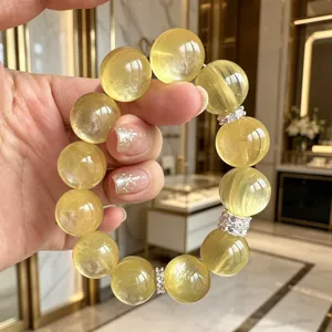 Nahaufnahme eines hochwertigen Gold-Lepidolith-Armbands mit transparenten Kristallperlen.