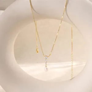 Elegante goldene Halskette mit funkelnden Kristallen und tropfenförmiger Kunstperle