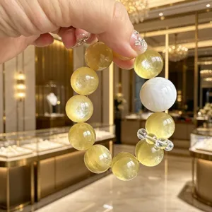 Detailansicht eines goldenen Lepidolith-Armbands mit feiner und seidiger Glanzoberfläche