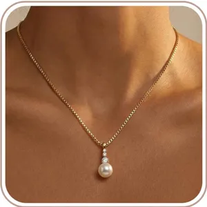 Elegante goldene Halskette mit einer glänzenden Kunstperle und funkelndem Kristallanhänger