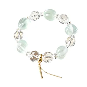 Elegantes Armband aus Bergkristall und grünem Fluorit mit goldenem Stabanänger