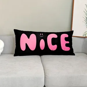 Cojín decorativo negro minimalista con estampado de letras rosas, estilo moderno.