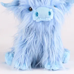 Vue rapprochée de la peluche vache Highland bleue montrant sa texture à poils longs