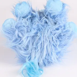 Détail en gros plan de la peluche vache Highland bleue montrant les poils longs