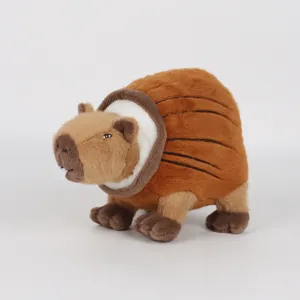 Vista dettagliata di un peluche Sahur marrone con pelliccia morbida e le strisce.