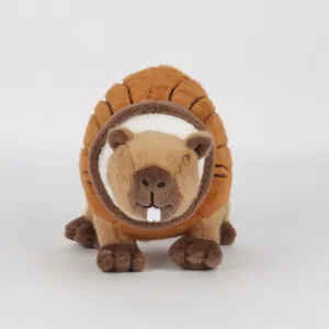 Vista frontale di un simpatico peluche Sahur capybara con morbida texture marrone