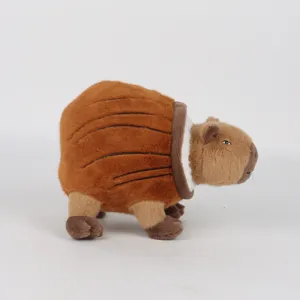 Vista laterale di un simpatico peluche di capibara Sahur con morbida pelliccia marrone