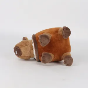Dettaglio del peluche Sahur che mostra la pelliccia marrone e le zampe
