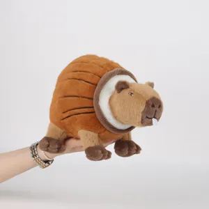 Peluche Sahur capibara tenuto in mano della serie Shan Hai Jing su uno sfondo bianco