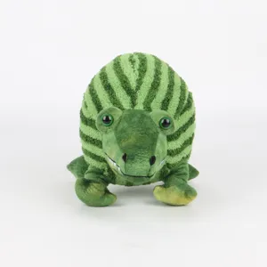 Vista frontale dettagliata del peluche verde Sahur con motivo a strisce di anguria