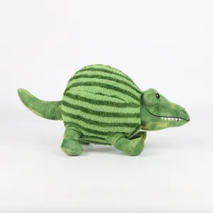 Dettaglio laterale di un peluche creativo a forma di coccodrillo Sahur a strisce anguria.